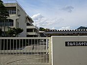 青梅市立西中学校基礎的・基本的内容の定着を図り、一人一人を生かす教育を重点とし、地域に根ざし、地域と共に歩む学校を目指している。 5490m