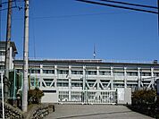 青梅市立第二中学校青梅市立第二中学校【教育目標】新しい時代を担う社会の一員としての自覚のもとに「自ら考え　進んで学ぶ生徒」「勤労と責任を重んじる生徒」「健やかな体と思いやりの心をもつ生徒」を育成す…