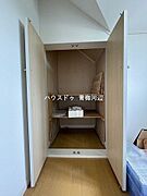 小屋裏収納：棚が付いているので収納しやすいです。