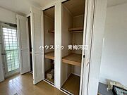 パントリー：キッチンからすぐ届く位置にパントリーが設けてあります。食器や食用品のストックなどを入れておけるので重宝します♪