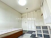 西側6帖洋室：2面採光で窓から光が照らし、室内を明るくしてくれます。