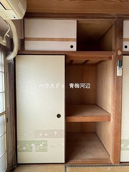 東側6帖和室収納:1部屋に2つの収納があります。ご家族の寝具もスッキリとお片付けできますね。