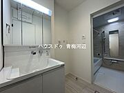 洗面所：ホワイトを基調とした洗面所で、三面鏡の裏や洗面台の下には収納スペースがあるので、散らかりがちな小物をスッキリと片付けることができます。
