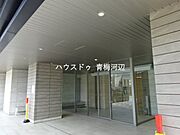 エントランス：ガラス張りで明るさと開放感のあるエントランスになります。庇が付いているので傘を広げたりたたむ際に濡れる心配もありません。
