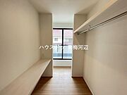 ファミリークローク：家族の衣類をまとめて収納できます。バルコニーへ出入りが可能で取り込んだ洗濯物をそのまま収納できるので家事の時短になり、お洋服もシワになりません。