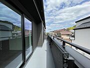 バルコニー：明るい日差したっぷりのバルコニーです♪こんな天気の良い日は気持ち良く洗濯物を干せますね！