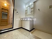 洗面所：洗面台には棚が付いていますので歯ブラシや髭剃りなども収納できます。