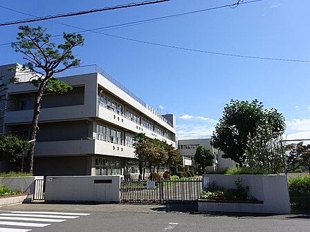 青梅市立霞台小学校【教育目標】幸せを創る学校(1)思いやりのある子「ありがとう」(2)進んで学習する子「やってみよう」(3)健康でねばり強い子「私らしく」 「何とかなる!」 140m