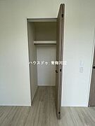 6.1帖洋室収納：ハンガーパイプや枕棚も標準装備されたクローゼットです。