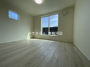 7.1帖洋室：広々としたお部屋なので、ご夫婦の寝室としてもお使いいただけそうです。南側の窓から日差しが入りプライベートの時間も気持ちよく過ごすことができそうです。