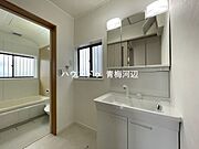 洗面所：三面鏡の裏は収納になっているので、歯ブラシや化粧品など細々した物をしまうことができます。すっきり片付くので、お掃除もはかどりそうです。