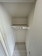 8.5帖洋室：居室に収納が充実しているのでお掃除も楽になります。衣類や小物がしっかり収まり、室内を広くお使いいただけます。