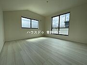 8.5帖洋室：広々としたお部屋なので、ご夫婦の寝室としてもお使いいただけそうです。南側の窓から日差しが入りプライベートの時間も気持ちよく過ごすことができそうです。