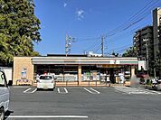 セブンイレブン青梅千ヶ瀬6丁目店スローガンは「近くて便利」。地域の人へのサービスを重視し、配達サービスにも力を入れている。（電子マネー利用可　ＡＴＭあり　ネット通販あり）nanacoポイントサービ…