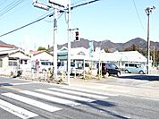 よしの保育園広い園庭を利用した、のびのびとして活発な外遊びができる自然環境に恵まれた保育園です。英語、体操、音感、座禅を保育園に取り入れた創造的な保育も特徴です。 740m