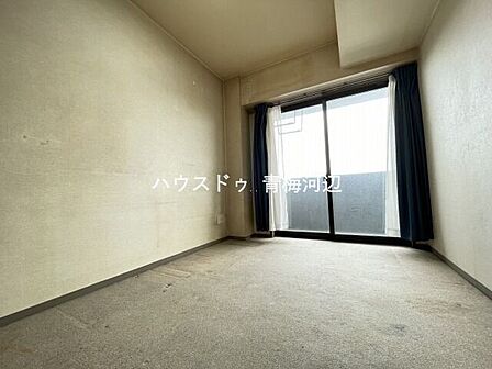 5.3帖洋室:小さめのお部屋ですが収納がついているのでお部屋を広くお使いいただけます。