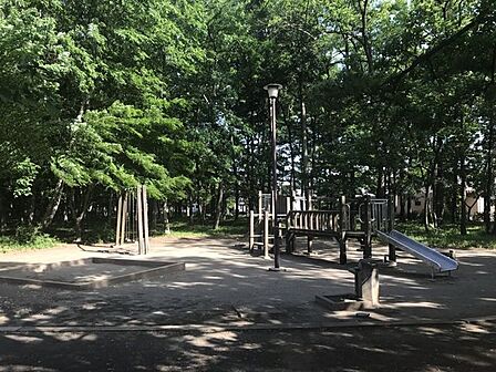 新田山公園 ログハウスのある広い公園。トイレや駐車場なども整備されていて綺麗。1周約800mのジョギングコースもあり、軽い運動やわんちゃんのお散歩にもグッド 550m