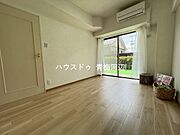 6帖洋室：テラスへ出入りが可能な洋室です。お洗濯物が干しやすくなっております。