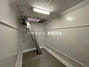 地下室収納庫内：防災用品や備蓄品の収納にも便利で、いざという時にも安心です。