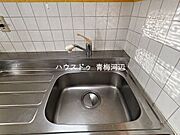 シンク：耐久性や耐熱性に優れているステンレスシンク。※一部CG家具消し加工処理をしています。