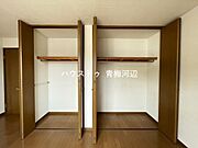 8.4帖洋室収納：ハンガーパイプや枕棚も標準装備されたクローゼットです。