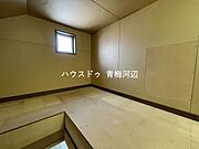 小屋裏収納：居室以外にも収納スペースが設置されており、使用頻度の低いものや季節家電、掃除道具や防災グッズなどをしまっておけます。