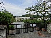青梅第四小学校四季を通じて野鳥の声が聞こえる、花々に囲まれた校舎 890m