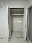 4.5帖洋室収納：パイプハンガーつきなので新たに家具を買わずにすみます。間仕切りがないので湿気がこもりにくくなっています。