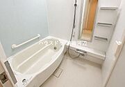 浴室：シンプルで清潔感のある浴室です。シャンプーなどを置いておく棚もあります。※一部CG家具消し加工処理をしています。