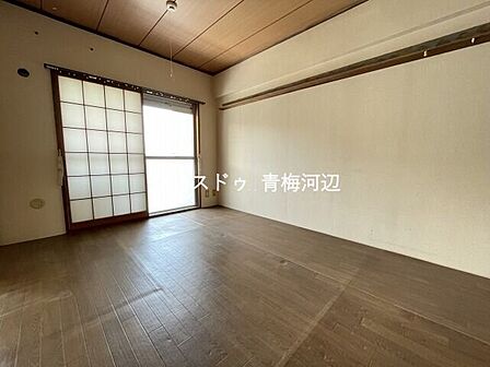 和室：バルコニーに面しているため日当たり良好です。