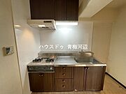 キッチン：キッチンは壁付けタイプですのでお部屋をすっきりと見せてくれるメリットがあります。
