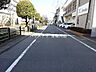 外観：前面道路：住宅街に面した道路になります。車はスピードを抑えるので騒音も抑えられます。