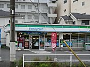 ファミリーマート　青梅新町8丁目店スローガンは「Fun＆Fresh」。驚きやワクワク感を与えるべく、商品改革に取り組んでいる。（電子マネー利用可　ＡＴＭあり　ネット通販あり）Vポイントサービスあり…