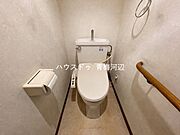 トイレ：ウォシュレット付のトイレになります。収納スペースもあるので買い置きのトイレットペーパーや掃除道具もしまっておけます。※一部CG家具消し加工処理をしています。