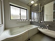 浴室：明るく清潔感のある浴室になります。窓があることで湿気がこもりにくく、お掃除もしやすいですね。壁に手すりが付いているので浴槽から立ち上がる際も安心です。