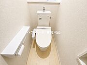 トイレ：白を基調としたシンプルな壁紙のトイレになります。2階にも設置されているのでお部屋からの移動も短縮できますね。※一部CG家具消し加工処理をしています。