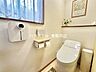 トイレ：トイレ：白を基調としたシンプルな壁紙のトイレになります。