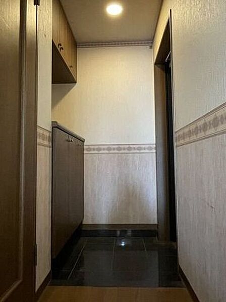 玄関：廊下との段差があまりなく、つまづかずに靴を履いたり脱いだりできます。