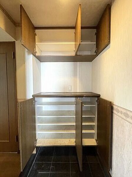 玄関収納：下駄箱があるので靴があふれることなく、玄関スペースをスッキリと保てそうです。