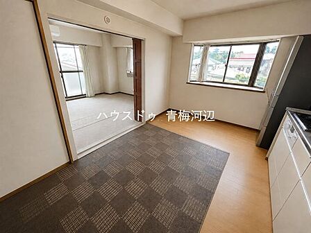 ダイニングキッチン:隣接した洋室と和室の扉をオープンにしておくと圧迫感もあまり感じません。※一部CG家具消し加工処理をしています。