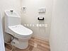 トイレ：【トイレ】清潔感あるトイレスペースにはペーパーホルダーやタオル掛けも付いています。