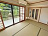 和室：南側和室：お庭につづく大きめの窓からたっぷりと日差しが降り注ぎます。※一部CG家具消し加工処理をしています。