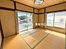 和室：2階6帖和室：バルコニーに出入り出来ます。2面採光なので、明るいお部屋でもちろん風通しも良好です。※一部CG家具消し加工処理をしています。
