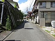 幅員約4ｍの前面道路になります。大型車の通行が少ないので、振動や騒音が抑えられます。