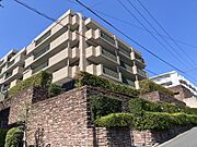 石積みの擁壁が印象的な落ち着きある外観