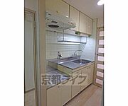 ワイドな収納たっぷりのキッチンです。