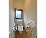 洗浄機能付きトイレに独立手洗い付きです。