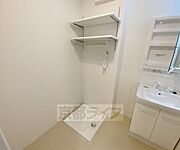 洗濯機置き場です。便利な可変棚収納付きです。