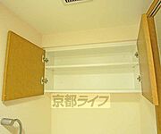 トイレに収納ございます。