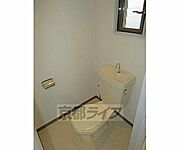 小窓付きで明るいトイレですよ